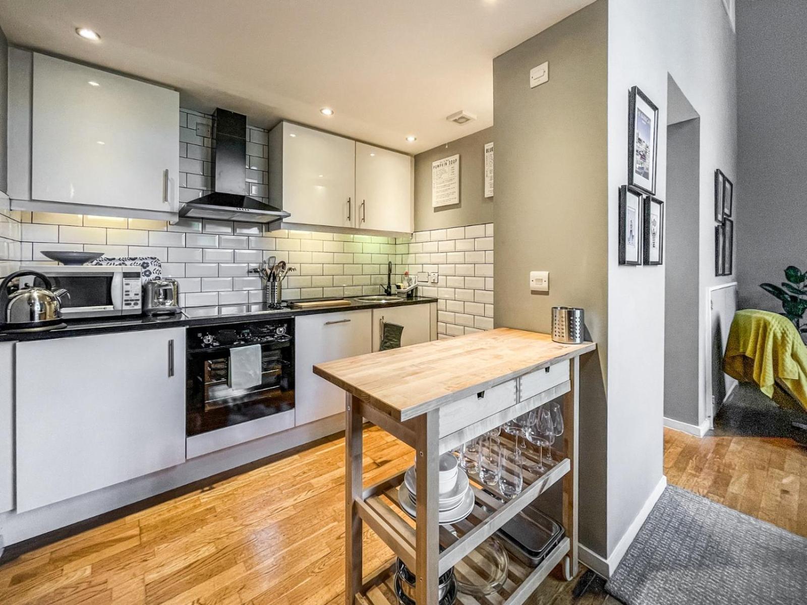 Lofty Apartment In Плимът Екстериор снимка