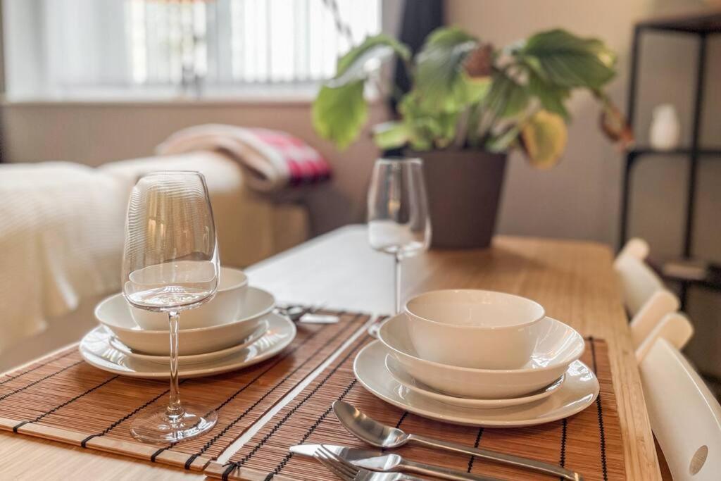 Lofty Apartment In Плимът Екстериор снимка