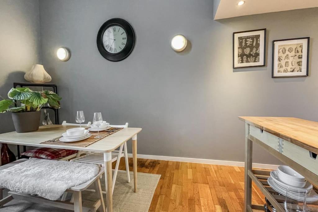 Lofty Apartment In Плимът Екстериор снимка