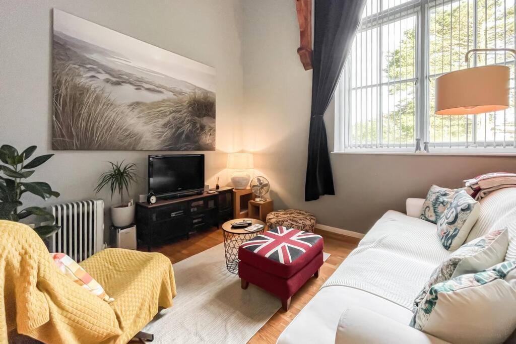 Lofty Apartment In Плимът Екстериор снимка