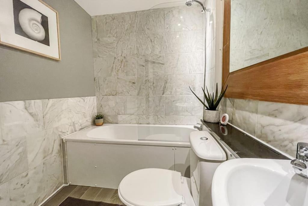 Lofty Apartment In Плимът Екстериор снимка