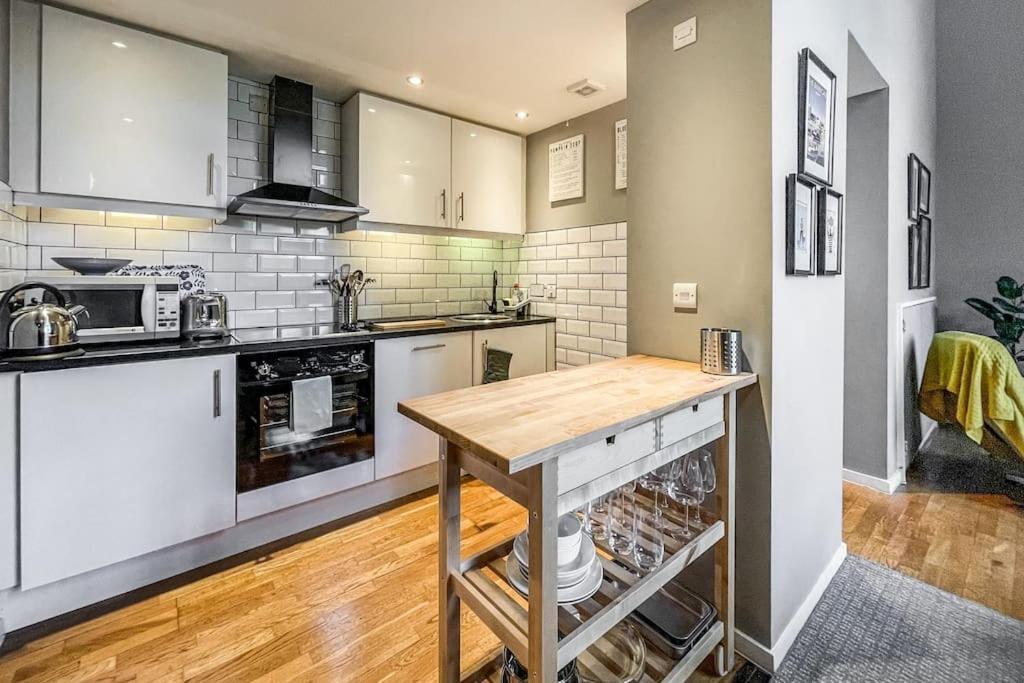 Lofty Apartment In Плимът Екстериор снимка