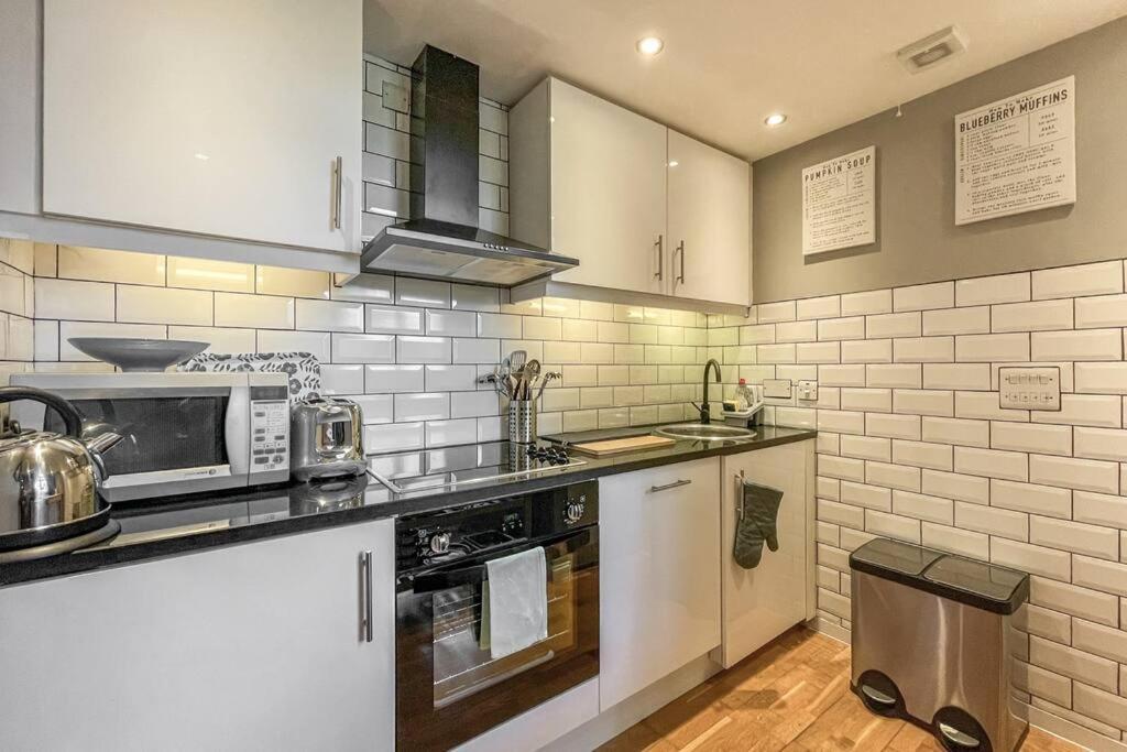 Lofty Apartment In Плимът Екстериор снимка