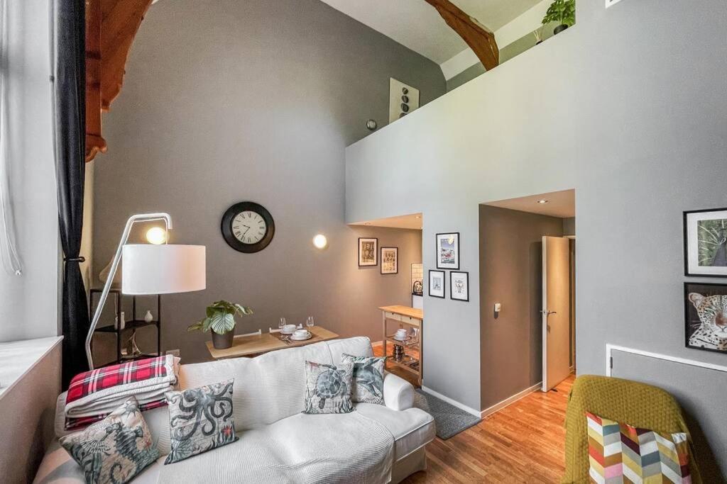 Lofty Apartment In Плимът Екстериор снимка